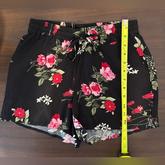 NWT - Vero Moda Floral Black Women's Shorts
(Listing #26) - Picture 7 of 10